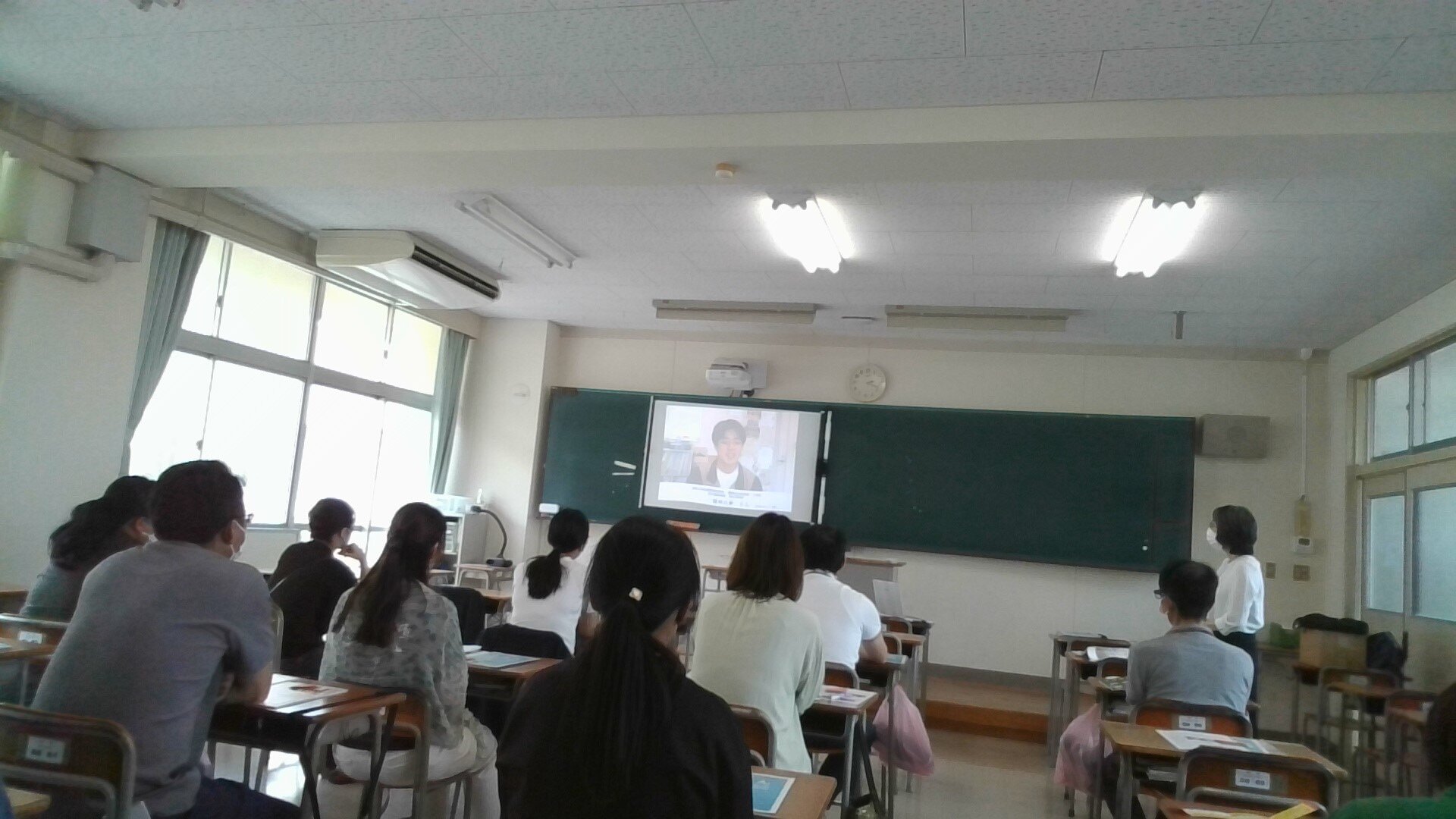 大学での学びを語る松農卒業生の動画に見入る